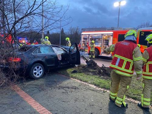 Einsatzkräfte der Feuerwehr Hannover bei einem Verkehrsunfall in der Hermesallee.